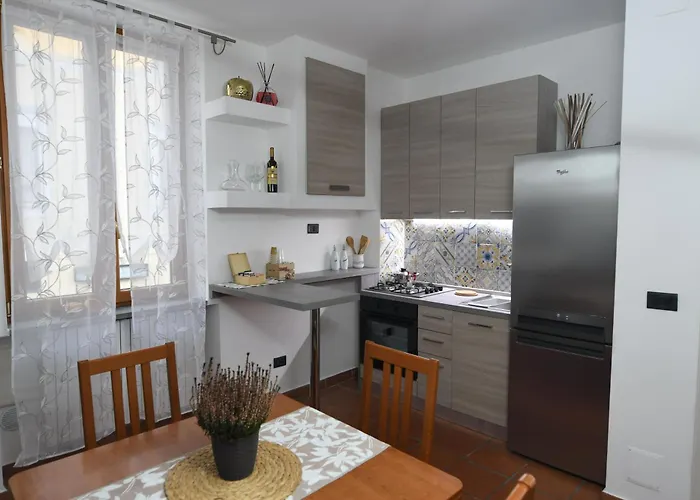 Casa Da Passaro Vicina Ad Ospedale, Stadio E Marina